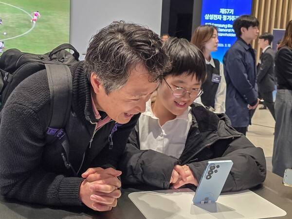 삼성전자 제57기 정기 주주총회에서 주주들이 AI 경험체험존에 전시된 갤럭시 S26 시리즈를 체험중이다.[출처=삼성전자]