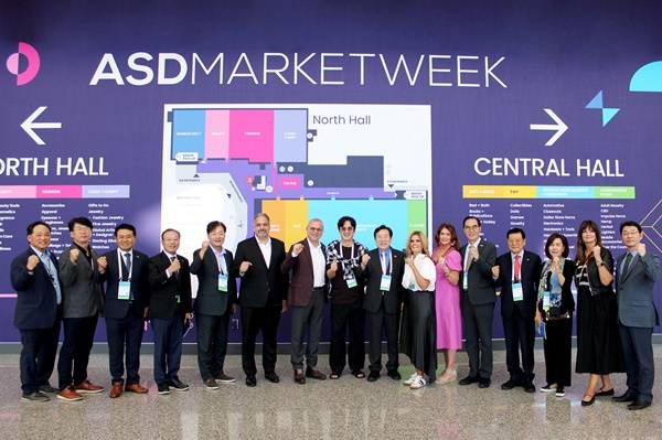 (왼쪽 6번째부터) 이싸 주아네 Emerald X 대표, 에르베 세트키 Emerald X 회장, 정준호 배우, 김기문 중앙회장, 케럴린 스프라우스 Emerald X 부사장/사진제공=중기중앙회