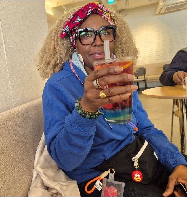 할리스 한정판 음료를 마시고 있는 캐나다인 니요타 씨. /사진= 심현리 기자