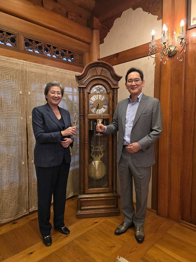 이재용 삼성전자 회장과 리사수 AMD CEO의 만찬 장면. / 사진=삼성전자