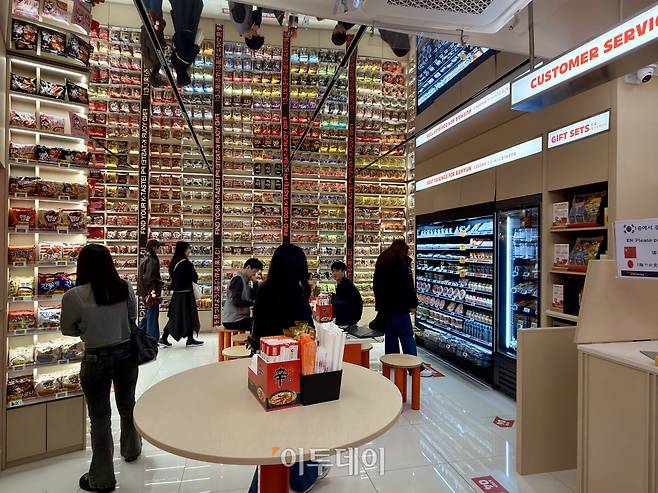 서울 중구 명동에 위치한 이마트24 특화 점포 'K푸드랩' 2층 라면 아카이브 모습(황민주 기자 minchu@)