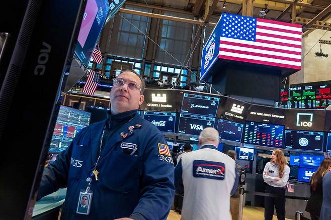 뉴욕증권거래소에서 트레이더가 주가를 살피고 있다.(뉴욕/AFP연합뉴스)