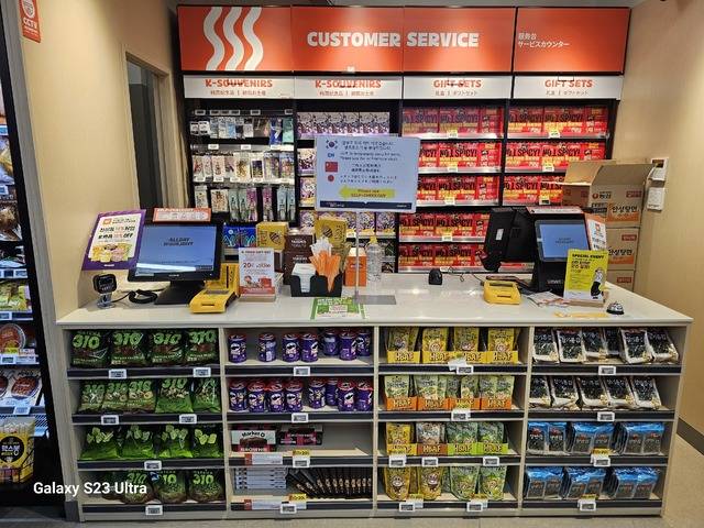 이마트24 K-푸드랩 명동점의 계산대 모습. 혼자서도 쉽게 결제할 수 있었다.(김동욱 기자)