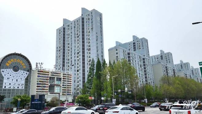 올림픽공원 만남의광장에서 바라본 올림픽선수촌아파트와 전문상가 모습. 사진=권한일 기자