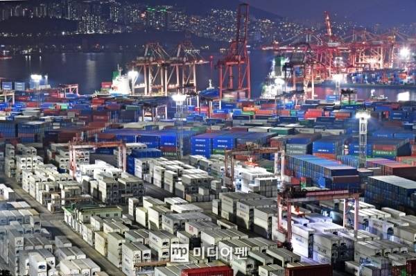 미국·이스라엘과 이란 간 전쟁이 장기화될 조짐을 보이는 가운데, 전쟁이 1년 간 지속될 경우 올해 한국의 경제성장률이 0%대에 그칠 것이라는 부정적인 전망이 나왔다. 앞서 국제유가에 따라 성장률이 하락할 수 있다는 전망도 곳곳에서 나왔는데, 고유가·고환율·고물가 등 이른바 '3고(高)'가 우리 경제를 비롯 금융권에 악영향을 끼칠 것이라는 분석이 제기된다./사진=미디어펜 김상문 기자