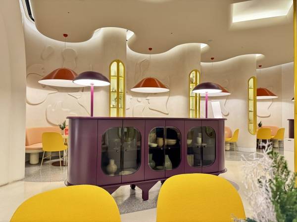 서울 영등포구 여의도동에 위치한 더현대 서울 와이피하우스(YPHAUS) 라운지 전경. 노랑과 보라의 색상 대비가 메인인 실내 인테리어./사진=김견희 기자