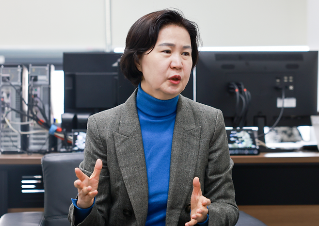 ​김수영 한국노인인력개발원장이 지난 13일 서울 중구에 위치한 한국노인인력개발원 서울지역본부 사무실에서 본지와 인터뷰를 하고 있다. 김 원장은 "노인 일자리는 더 이상 단순한 복지 정책이 아니라 국가 지속가능성을 좌우하는 중요한 사회 인프라"라고 힘주어 말했다. [사진=한국노인인력개발원]김수영 한국노인인력개발원장이 지난 13일 서울 중구에 위치한 한국노인인력개발원 서울지역본부 사무실에서 본지와 인터뷰를 하고 있다. 김 원장은 "노인 일자리는 더이상 단순한 복지 정책이 아니라 국가 지속가능성을 좌우하는 중요한 사회 인프라"라고 힘주어 말했다. [사진=한국노인인력개발원]