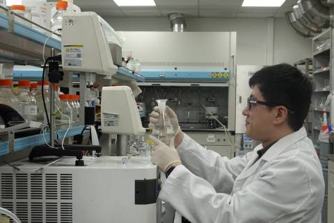 KBG 연구원이 AI 반도체 열관리 및 패키징 소재에 활용되는 기능성 실리콘 소재 연구를 진행하고 있다./KBG