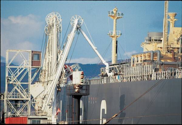 ▲ 중동 등 해외에서 수입된 LPG를 이송하기 위해 로딩암에 연결한 VLGC LPG 선박의 모습.