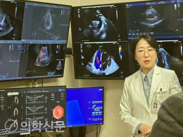 윤연이 교수가 AI 소프트웨어를 소개하고 있다.