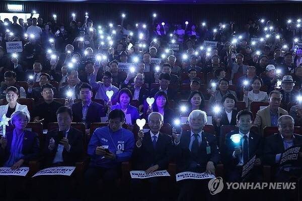 지난해 5월 15일 서울 여의도 국회도서관에서 열린 '빛의혁명시민본부 출범식'에서 본부장단을 비롯한 참석자들이 응원봉과 스마트폰으로 행사장을 밝히고 있다. 2025. 5. 15 연합뉴스 자료사진