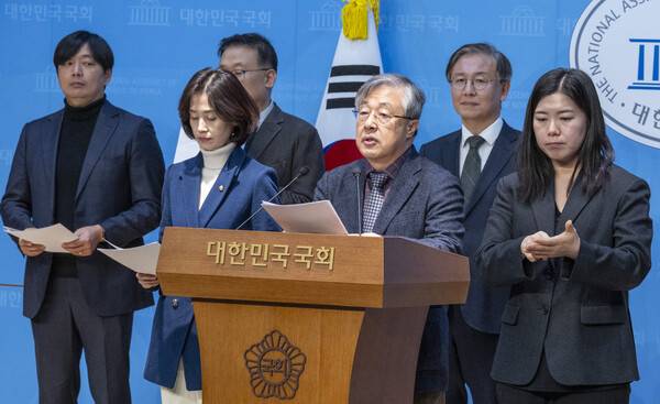 검찰개혁 방향을 두고 정부와 여당을 비롯한 정치권의 의견이 엇갈리고 있는 14일 국회 소통관에서 조국혁신당 박은정 의원의 주선으로 검찰개혁 추진단 자문위원으로 참석했던 서보학 경희대 로스쿨 교수를 포함한 6명의 법조인과 교수들이 자문위원 사퇴 기자회견을 하고 있다. 2026.1.14. 연합뉴스