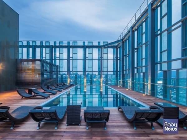 노보텔 앰배서더 동대문 실외 루프톱 수영장 전경.&nbsp;ⓒ노보텔 앰배서더 서울 동대문 호텔 & 레지던스