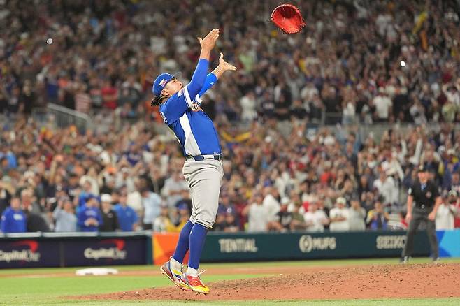 베네수엘라 마무리 투수 다니엘 팔렌시아가 17일(현지 시간) 미 플로리다주 마이애미 론디포 파크에서 열린 2026 월드베이스볼클래식(WBC) 결승에서 미국을 꺾은 후 글러브를 던지며 환호하고 있다. 사진=AP/뉴시스