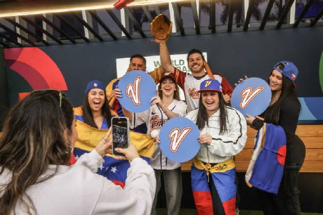 베네수엘라 야구팬들이 WBC 결승전이 열리는 마이애미 론디포파크에서 기념사진을 찍고 있다. 사진=AFPBBNews
