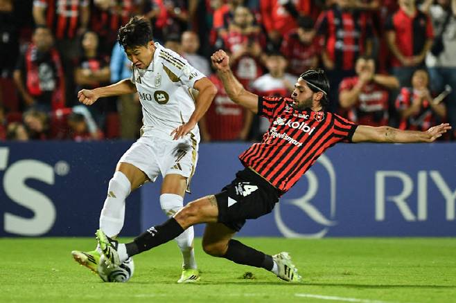 손흥민과 아론 살라자르. 사진=AFPBB NEWS