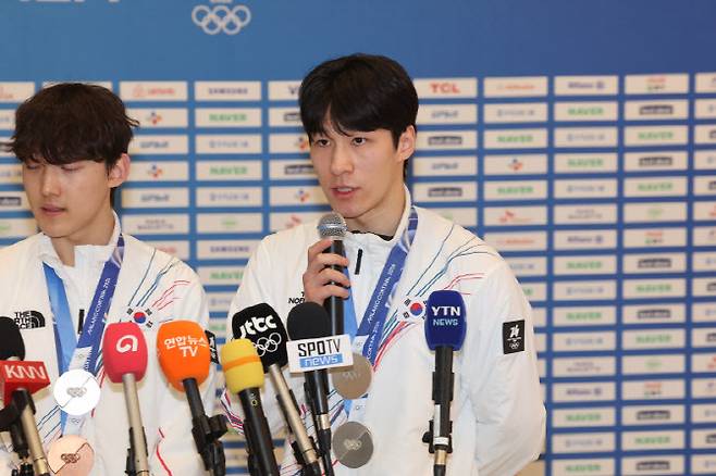 2026 밀라노코르티나담페초 동계올림픽을 마친 쇼트트랙 황대헌이 지난달 24일 인천국제공항 제2여객터미널을 통해 귀국해 인터뷰하고 있다. 사진=연합뉴스