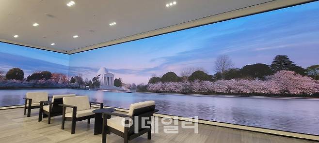 NH로얄챔버 벽면에 설치한 스크린에 미국 워싱턴DC의 토마스 제퍼슨 기념관과 타이들 베이슨에 만개한 벚꽃 풍경이 나오고 있다. (사진=양희동 기자)