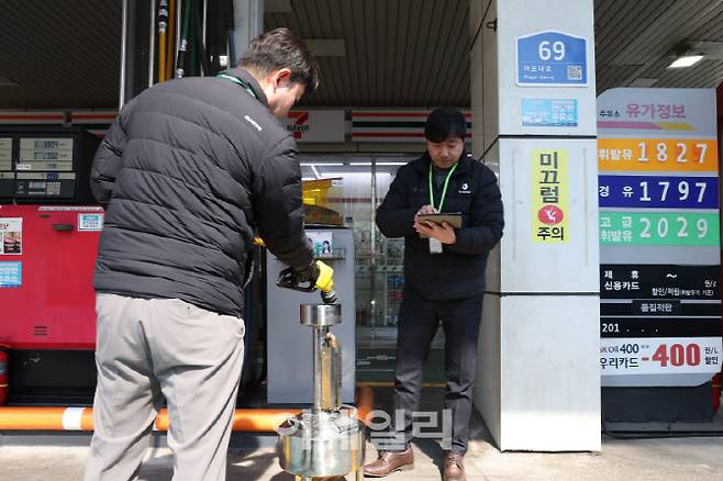 [이데일리 이영훈 기자] 서울 마포구 SK에너지 양지주유소에서 관계자들이 정량기준탱크를 확인하며 주유 점검을 하고 있다.