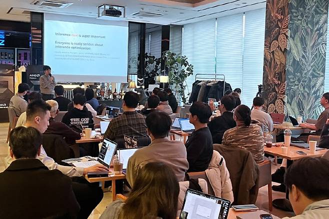 지난해 12월 AI 인프라 솔루션 기업 모레(MOREH, 대표 조강원)는 글로벌 반도체 기업 AMD와 함께 최신 기술 트렌드를 공유하고 AMD 생태계 협업 촉진을 위한 'AI 개발자 밋업'을 개최했다. 사진=모레