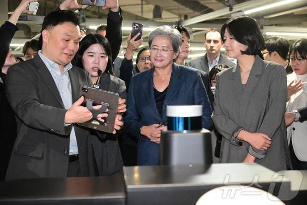 리사 수 AMD 최고경영자와 최수연 네이버 대표가 18일 경기 성남시 분당구 네이버 사옥에서 디지털트윈 전시와 관련해 설명을 듣고 있다. (공동취재) 2026.3.18뉴스1 2026.3.18/뉴스1