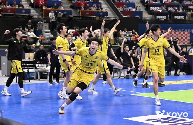 정규시즌 최종전에서 극적인 승리를 거두고 3위를 확정지은 KB손해보험 선수들이 함께 기뻐하고 있다. 사진=KOVO