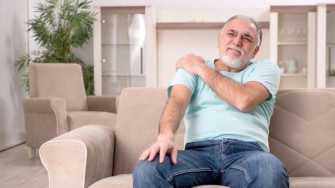 상완골 골절은 나이가 들수록 발생률이 증가하며, 특히 '혼자 사는 노인'일수록 위험이 크다 | 출처: 클립아트코리아