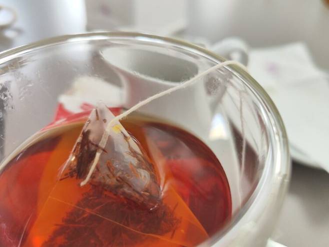 티백 차를 우리는 과정에서도 미세플라스틱이 방출될 수 있다는 연구가 보고된 바 있다. 이 제품은 이 기사와 관련성이 없을 수 있다. 사진=게티이미지뱅크