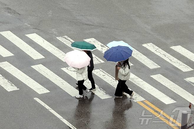 광주 북구청 교차로에 공직자들이 우산을 쓰고 이동하고 있다.(광주 북구 제공. 재판매 및 DB 금지) ⓒ 뉴스1 박지현 기자