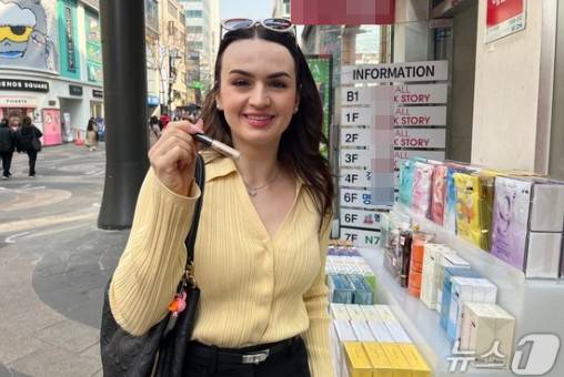 일본에 거주 중인 폴란드 출신 직장인 서포티나는 트러블을 가리는 데에 사용 중인 더샘 컨실러 제품을 소개했다. ⓒ 뉴스1 신민경 기자