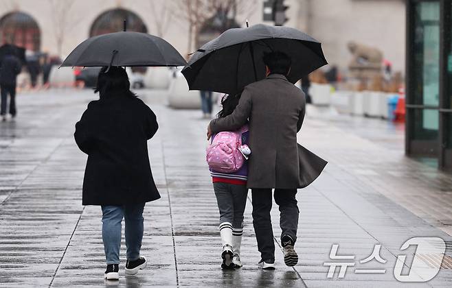 전국 대부분의 지역에 비가 내린 2일 오전 서울 광화문광장에서 우산을 쓴 시민들이 걷고 있다. 2026.3.2 ⓒ 뉴스1 구윤성 기자