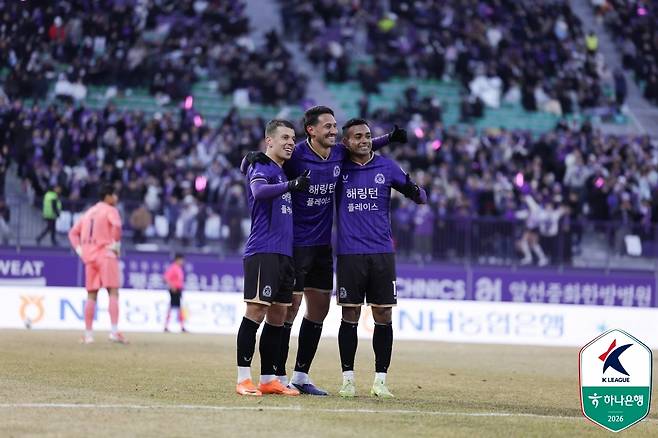 안양의 마테우스(왼쪽)(한국프로축구연맹 제공)