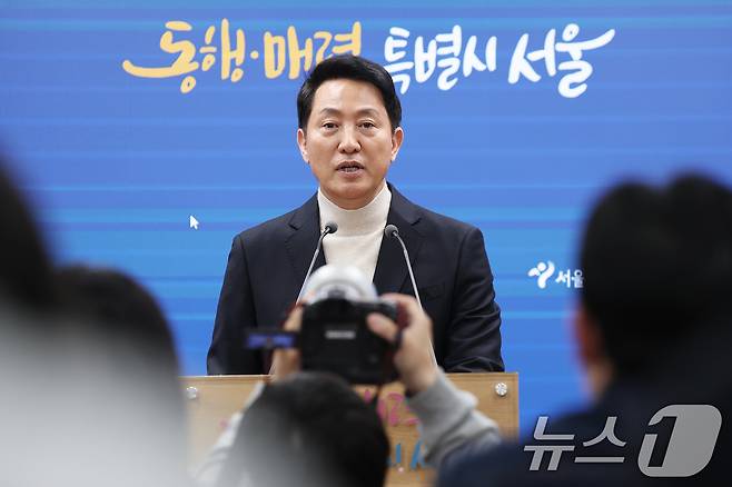 오세훈 서울시장이 6·3지방선거 국민의힘 서울시장 후보자 추가 공천 접수 마감일인 17일 오후 서울시청 브리핑룸에서 공천 신청과 관련한 입장을 밝히고 있다. 오 시장은 이 자리에서 "서울시민에 대한 책임감과 선당후사의 정신으로 국민의힘 서울시장 후보 등록을 한다＂고 밝혔다. 2026.3.17 ⓒ 뉴스1 오대일 기자