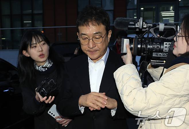 음주운전을 시인한 배우 이재룡이 오후 서울 강남경찰서 교통조사계에서 피의자 신분으로 조사를 받고 나와 차량으로 이동하고 있다.  2026.3.10 ⓒ 뉴스1 박정호 기자