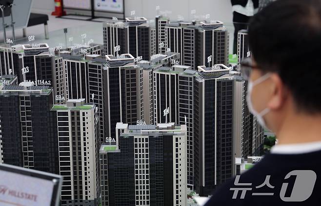 서울 은평구 대조동 힐스테이트 메디알레 견본주택을 찾은 시민들이 단지배치 모형을 살펴보고 있다. ⓒ 뉴스1 박정호 기자