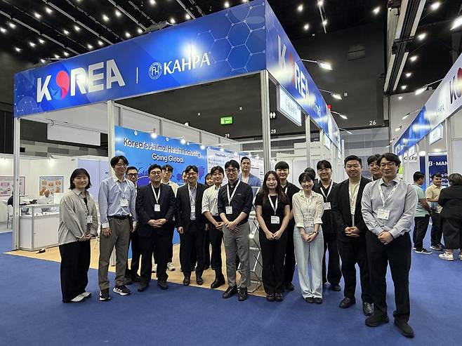 태국 방콕에서 개최된 '아시아·건강 영양 박람회 2026'에 참가한 한국동물약품협회 관계자들이 기념 사진을 찍고 있다(협회 제공). ⓒ 뉴스1