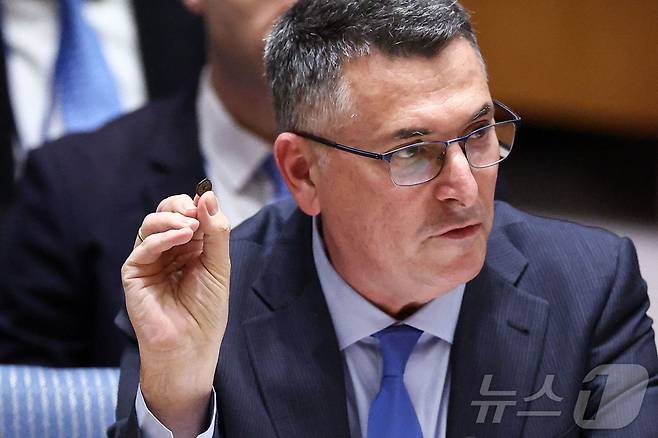 지난달 18일(현지시간) 미국 뉴욕 유엔 본부에서 열린 유엔 안전보장이사회 중동 회의에서 기드온 사르 이스라엘 외무장관이 연설하고 있다. 2026.02.18. ⓒ AFP=뉴스1