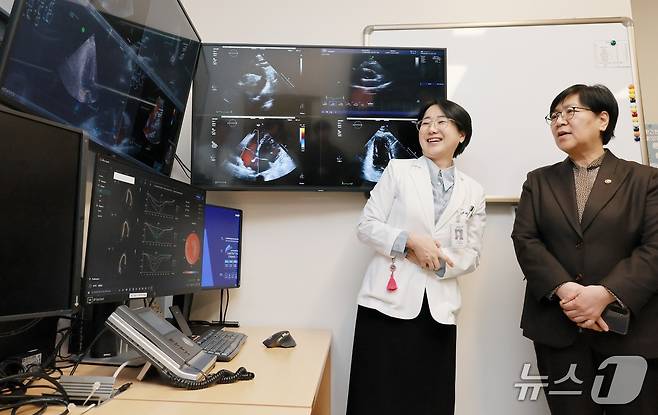정은경 보건복지부 장관이 인공지능(AI) 심초음파 솔루션을 활용 중인 분당서울대병원 심초음파실을 방문한 모습.(보건복지부 제공)