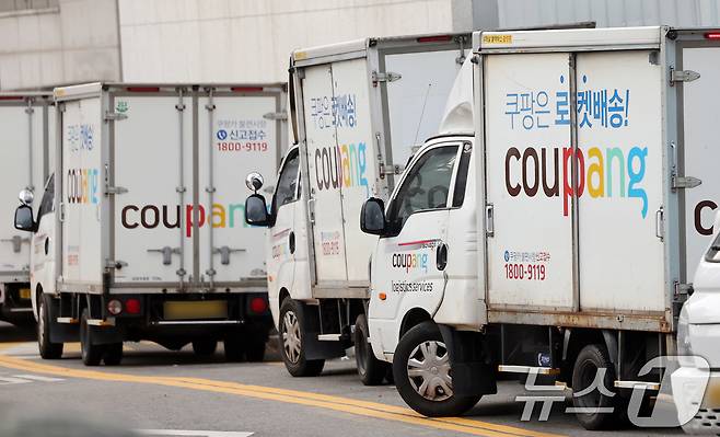 서울시내 한 쿠팡 물류센터에 배송트럭이 주차돼있다. ⓒ 뉴스1