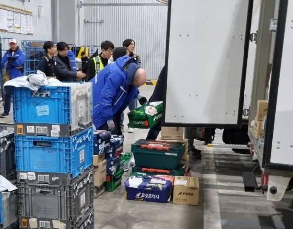 해롤드 로저스 쿠팡 대표가 쿠팡 새벽배송 현장 점검을 하는 모습.(온라인 커뮤니티 갈무리)