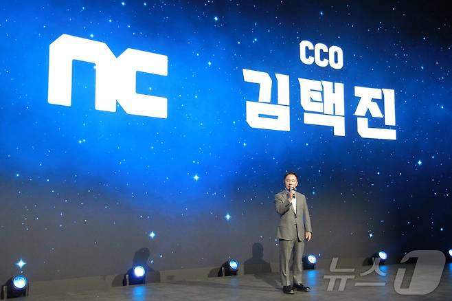 김택진 엔씨소프트 창업자 겸 최고창의력책임자(CCO)가 13일 부산 벡스코 제1전시장에서 열린 엔씨소프트 지스타 오프닝 세션에서 기조연설을 하고 있다. 2025.11.13 ⓒ 뉴스1 김민재 기자