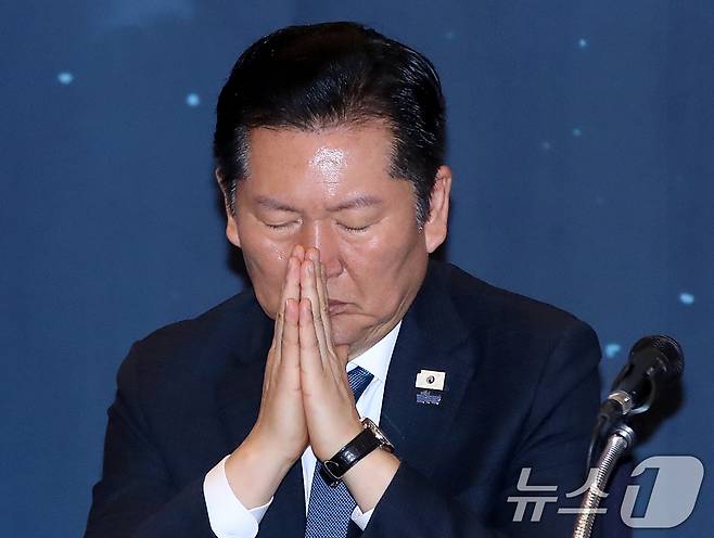 정청래 더불어민주당 대표가 18일 오후 경남 진주 충무공동 MBC컨벤션진주에서 열린 민생 현장 최고위원회의에서 생각에 잠겨 있다. 2026.3.18 ⓒ 뉴스1 윤일지 기자