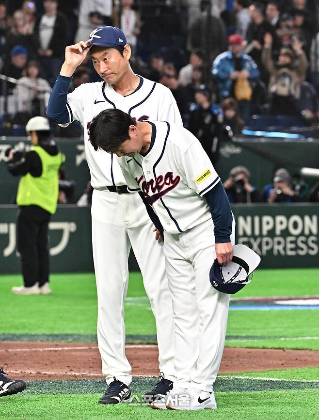 대한민국 야구대표팀 류지현 감독(오른쪽)과 강인권 코치가 5일 일본 도쿄 도쿄돔에서 열린 2026 월드 베이스볼 클래식(WBC) 조별리그 체코와의 경기에서 11-4로 승리한 뒤 응원단에게 인사를 하고 있다. 2026. 3. 5.  도쿄(일본) | 박진업 기자 upandup@sportsseoul.com