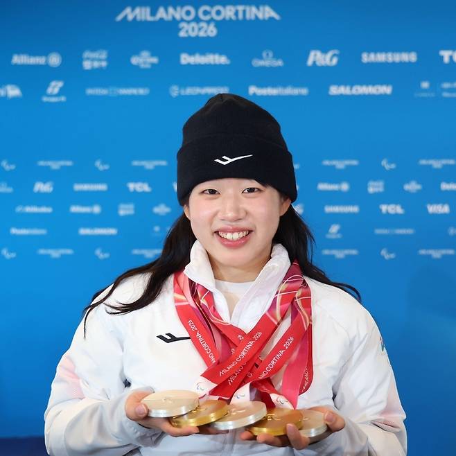 김윤지가 15일(현지시간) 이탈리아 테세로 크로스컨트리 스타디움에서 열린 2026 밀라노·코르티나 동계패럴림픽 결산 기자회견을 마친 후 메달 5개를 놓고 포즈를 취했다. 사진 | 대한장애인체육회