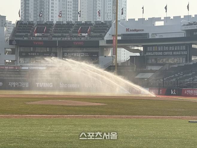 수원케이티위즈파크 그라운드에 물이 뿌려지고 있다. 수원 | 박연준 기자 duswns0628@sportsseoul.com