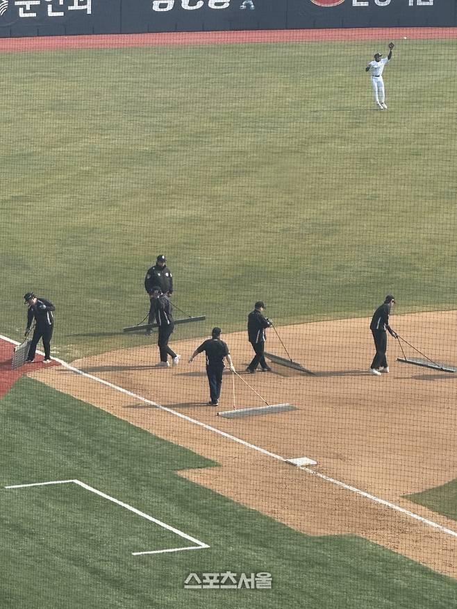 김상훈 소장을 비롯해 김민상, 안도균, 유동환, 박일청 키퍼가 경기 중반에 땅을 고르고 있는 모습. 수원 | 박연준 기자 duswns0628@sportsseoul.com