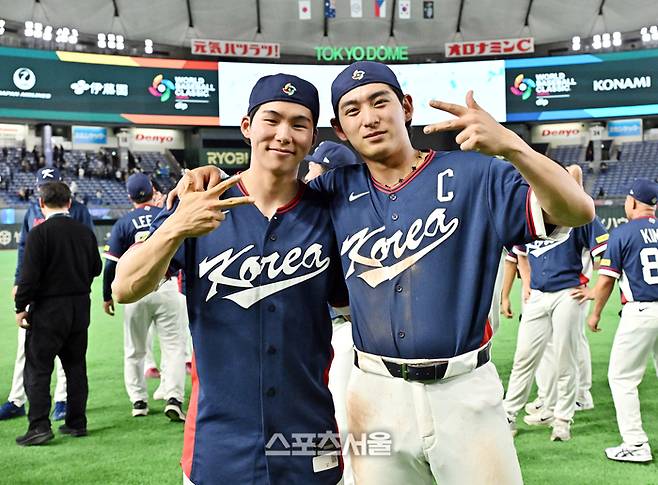 대한민국 야구대표팀의 김혜성(왼쪽)과 이정후가 9일 일본 도쿄 도쿄돔에서 열린 2026 월드 베이스볼 클래식(WBC) 조별리그 호주와의 경기에서 7-2로 승리해 극적으로 미국 마이애미에서 열리는 8강전 진출을 확정한 뒤 함께 기념촬영을 하고 있다. 2026. 3. 9.  도쿄(일본) | 박진업 기자 upandup@sportsseoul.com