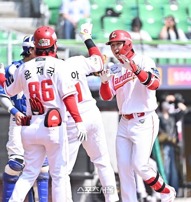 SSG 최정이 17일 문학구장에서 열린 2026 KBO리그 삼성과 시범경기 1회말 1사 1루 상황에서 삼성 선발 이승민을 상대로 2점 홈런을 치고 에레디아와 하이파이브를 나누고 있다. 문학 | 박진업 기자 upandup@sportseoul.com