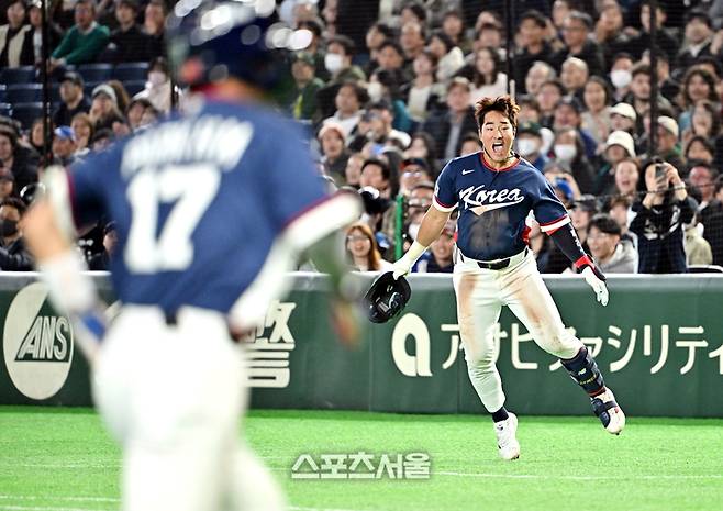 대한민국 야구대표팀의 안현민이 9일 일본 도쿄 도쿄돔에서 열린 2026 월드 베이스볼 클래식(WBC) 조별리그 호주와 경기 9회초 1사 1-3루 상황에서 1타점 희생플라이를 친 뒤 기뻐하고 있다. 도쿄(일본) | 박진업 기자 upandup@sportsseoul.com
