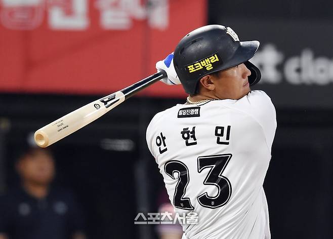 KT 안현민이 2일 수원 KT위즈파크에서 열린 2025 KBO리그 키움과 경기 5회말 2사 1루 상황에서 키움 선발 하영민을 상대로 1타점 적시타를 치고 있다.  수원 | 박진업 기자 upandup@sportsseoul.com